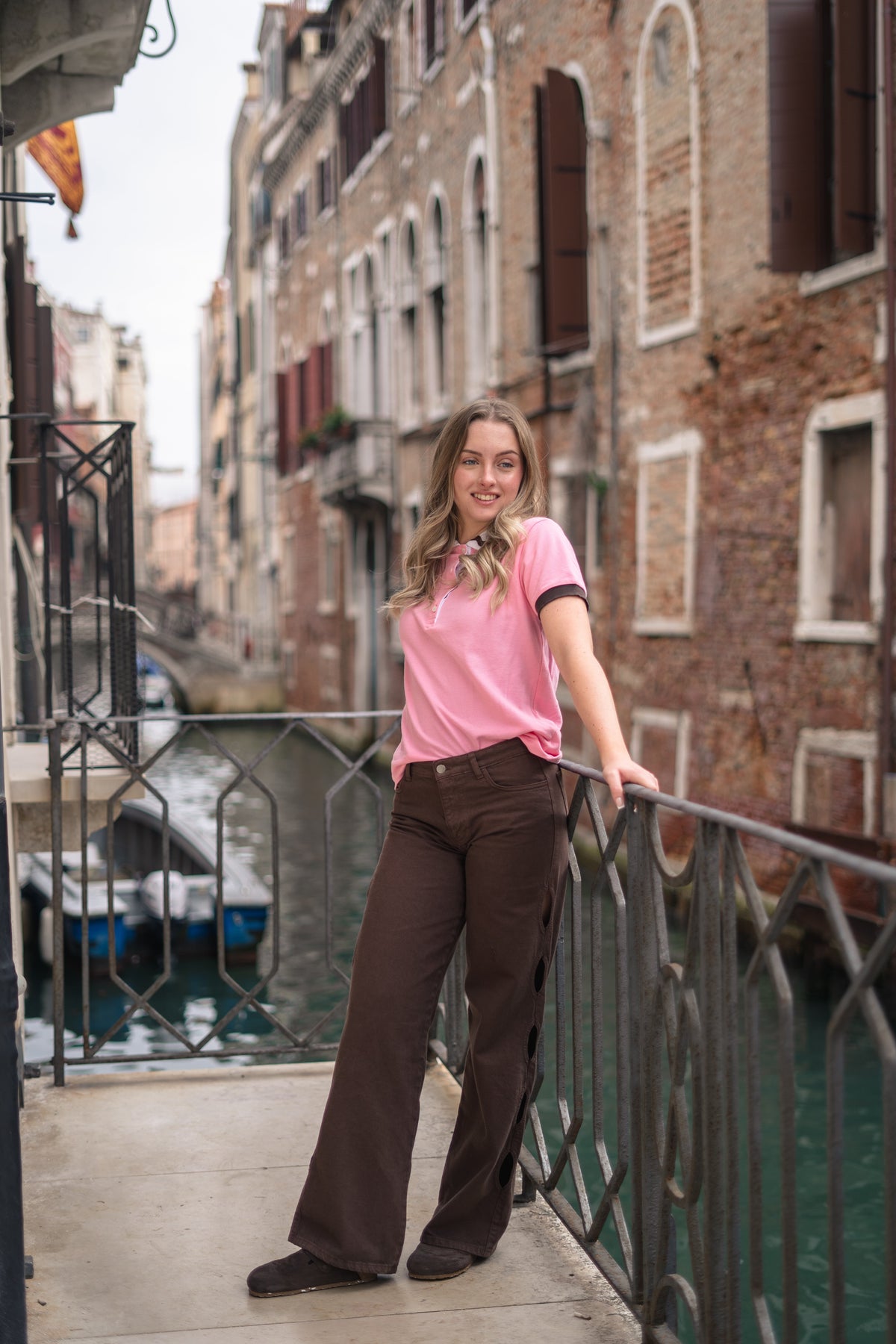 La fórmula del look perfecto: comodidad, elegancia y un toque de color